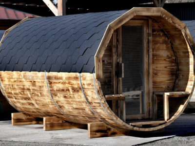 sudová sauna 350 cm s předsíní a terasou pohled z předního boku