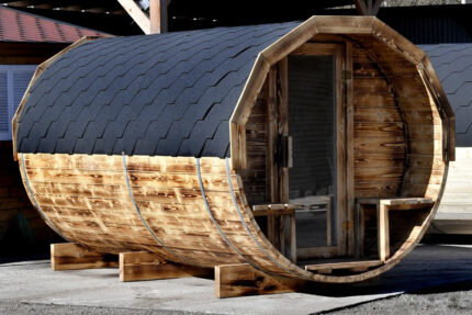 sudová sauna 350 cm s předsíní a terasou pohled z předního boku