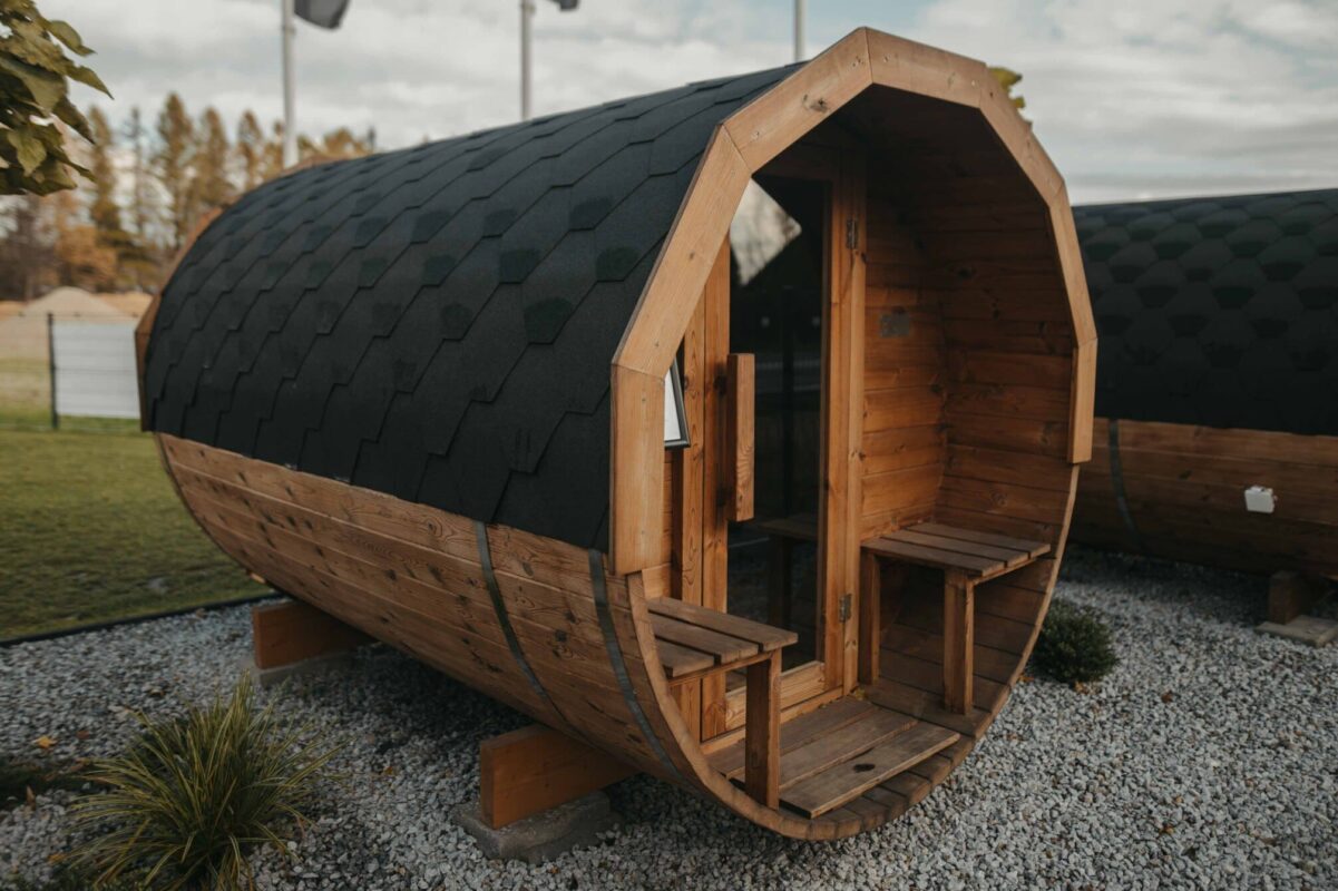 Sudová sauna 280 cm s terasou pohled zepředu a trochu z boku