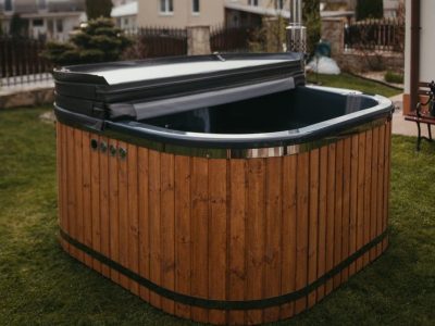 koupací káď čtvercová pohled z rohu